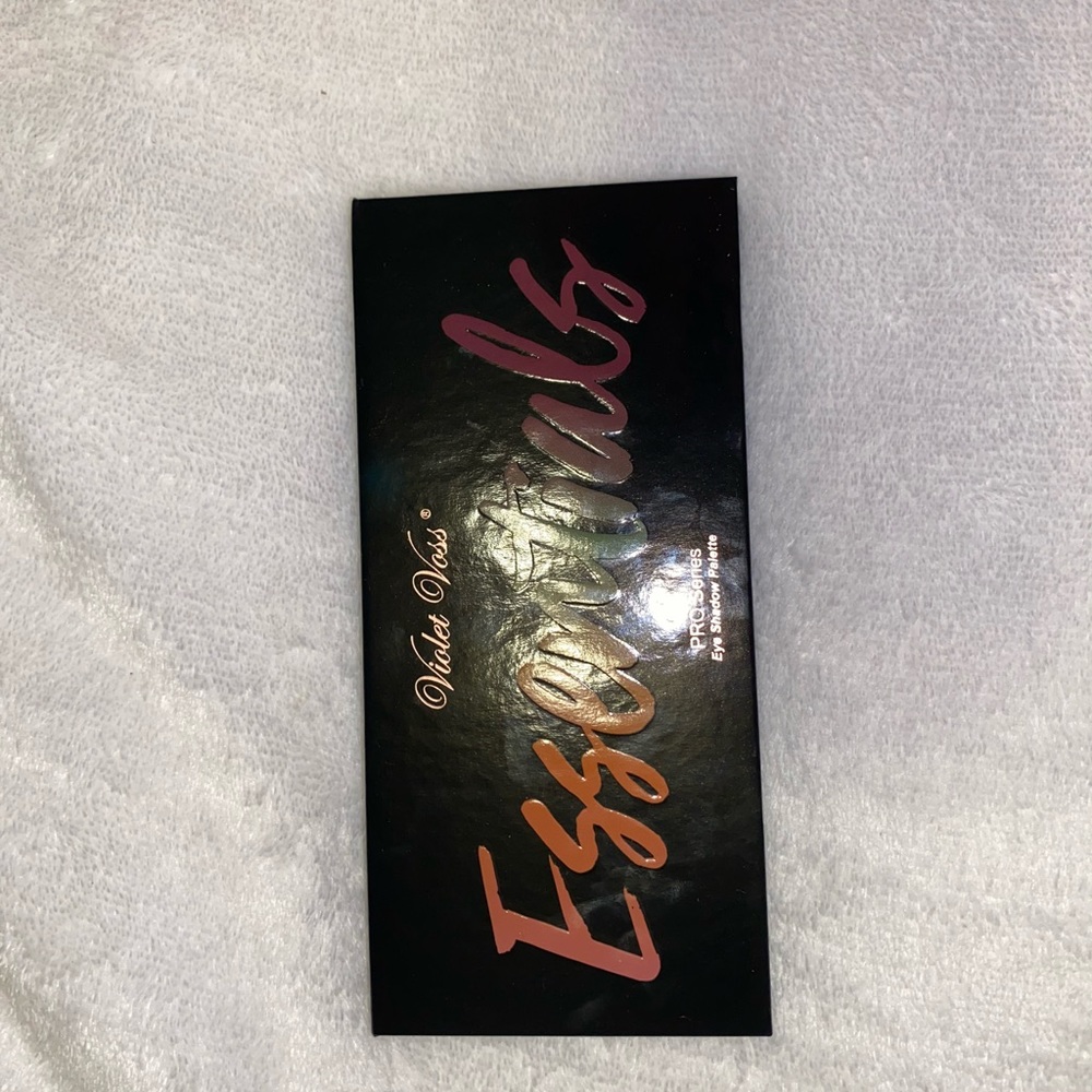 Violet Voss Essentials palette